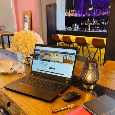 hmw_fcom_salongrdtablebureau02